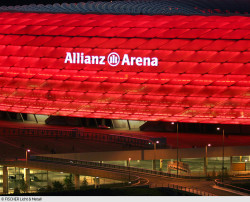 Attraktives Markenzeichen: Der Schriftzug der Allianz Arena in München ist 40 Meter lang und wiegt drei Tonnen. Vor der Auftragsvergabe wurde auch der Brandfall getestet.