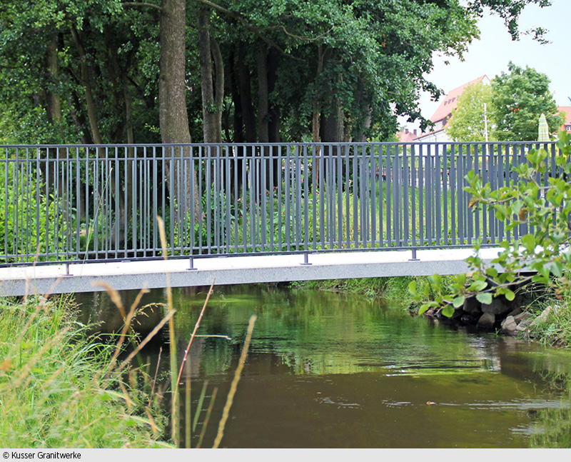 Filigrane Konstruktion: Diese vorgespannte, 7,90 Meter lange, drei Meter breite und 15 Zentimeter starke Granit­brücke entwarf das Büro geskes.hack Landschaftsarchitekten aus Berlin für die bayerische Landesgartenschau 2013 in Tirschenreuth.