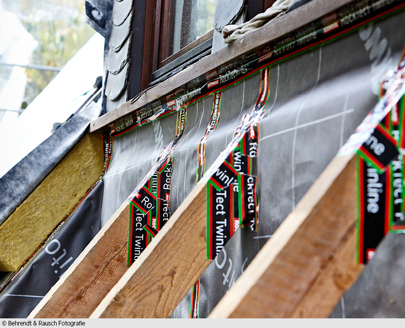 Die Details: Aufwendig gestalteten sich die Detailanschlüsse unter den Gaubenfenstern. Wie auf der Dachschräge wurde zwischen den Dämmlagen die Luftdichtungsbahn verlegt. Ihre Anarbeitung zum Beispiel an die Fensterrahmen und Stichsparren erfolgte mit Luftdichtkomponenten, wie der „RockTect Multikit“-Klebemasse oder dem „RockTect Twinline“-Klebeband.