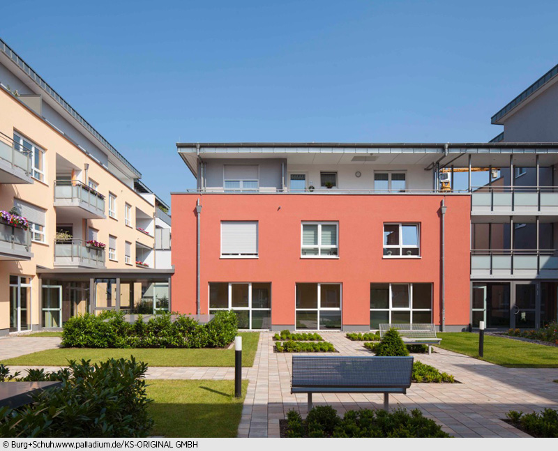 Eine Wohnanlage aus Kalksandstein in Düsseldorf zeigt auf eindrucksvolle Weise wie mit einer sorgfältig geplanten Garten- und Hofgestaltung qualitativ hochwertiger Wohnraum in einer angenehmen Umgebung kostengünstig entstehen kann.