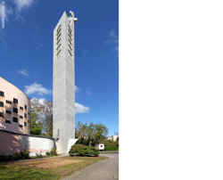 Sanierter Glockenturm: Durch die abstrahierten Bibelverse entstanden kleine, sehr stabile Grate, die die ursprüngliche senkrechte Gliederung der Fassade imitieren.