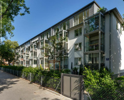 Durch Aufstockung und Balkone: Den modernisierten Wohnblöcken sieht man ihr Baujahr 1958 nicht mehr an.