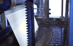 Bei der Herstellung von Bitumenbahnen wird in der Imprägnierphase die Trägereinlage mit Bitumen getränkt. Quelle: vdd
