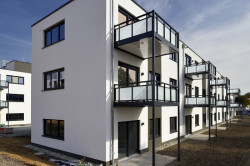 Die einzelnen Wohneinheiten sind zwischen 49 und 100 qm groß und verfügen alle über barrierefreie Bewegungsflächen, einen Balkon oder eine Terrasse. Die Wohnungen im Erdgeschoss sind sogar rollstuhlgerecht gestaltet.  Foto: ALHO Holding GmbH