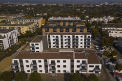 Nachverdichtung ist eine wesentliche Möglichkeit, neuen Wohnraum zu schaffen, der sich direkt in ein gewachsenes, urbanes Umfeld einfügt. Die zwei-, drei- und viergeschossigen Wohnriegel, die ALHO und Koschany + Zimmer Architekten für VONOVIA realisierten, wurden auf dem annähernd quadratischen innerstädtischen Grundstück in zwei Winkeln entlang des Blockrands positioniert. Foto: ALHO Holding GmbH