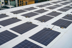 Dank der hohen Effizienz sowie der auf ein Minimum reduzierten Modulabstände benötigt EVALON® Solar cSi nur ca. 10 m² Dachfläche pro installiertem kWp. Foto: alwitra