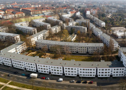 Die Großsiedlung in der Schillerpromenade verdankt ihren Spitznamen „Die Weiße Stadt“ maßgeblich ihren strahlend-weiß verputzten Fassaden. Quelle: icopal GmbH