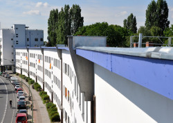Die charakteristischen Farbakzente an den Dachüberständen sind im Zuge der denkmalgerechten Sanierung erhalten geblieben. Quelle: icopal GmbH
