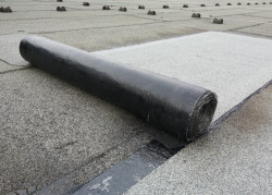 Bitumenbahnen sind besonders sanierungsfreundlich. Bei einer anfallenden Instandsetzung der Dachabdichtung können Fehlstellen in vielen Fällen einfach durch Aufbringen einer Polymerbitumenbahn beseitigt werden. Quelle: vdd