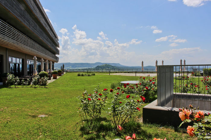 Dieser Terrassengarten eines 4-Sterne Hotels bietet schöne Aussicht und verbirgt darunter die Tiefgarage. Quelle: ZinCo GmbH 