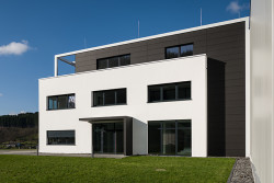 Die dunkle Trespa® HPL-Platten Fassade bietet sommerlichen Wärmeschutz (©SÄBU Morsbach GmbH)