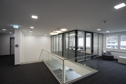 Flur und Besprechungsraum mit Schallschutzglas im Obergeschoss (©SÄBU Morsbach GmbH)