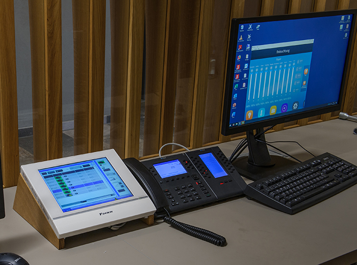 Über den intelligent Touch Manager von Daikin lässt sich die Haustechnik zentral regeln. Er ermöglicht auch die Verknüpfung von Buchungssoftware und Klimatechnik. © Daikin