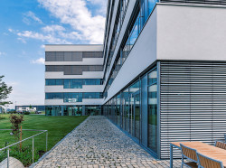 Das neue Bürogebäude der Arnulf Betzold GmbH in Ellwangen ist top-wärmegedämmt und erfüllt sogar die hohen Passivhaus-Anforderungen. Highlight ist die Fassade mit Ganzglasecken und sehr langen Lichtbändern.  Foto: Matthias Mang/JOMA Dämmstoffwerk GmbH