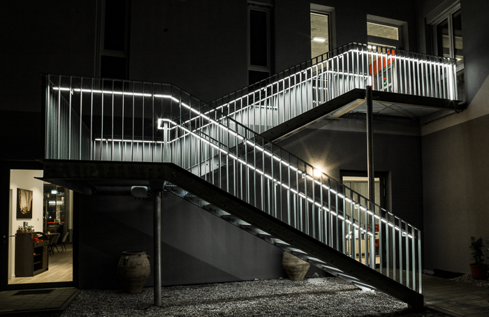 Die Fluchttreppe mit  integriertem LED Licht im  Edelstahlhandlauf.  ©LUX GLENDER 2020 