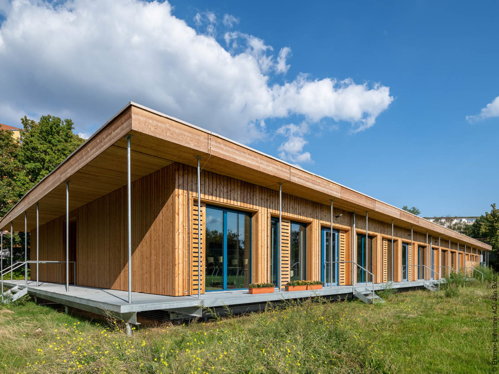 Schule aus Holzmodulen von der Schweizer Holzbaufirma Blumer-Lehmann AG.