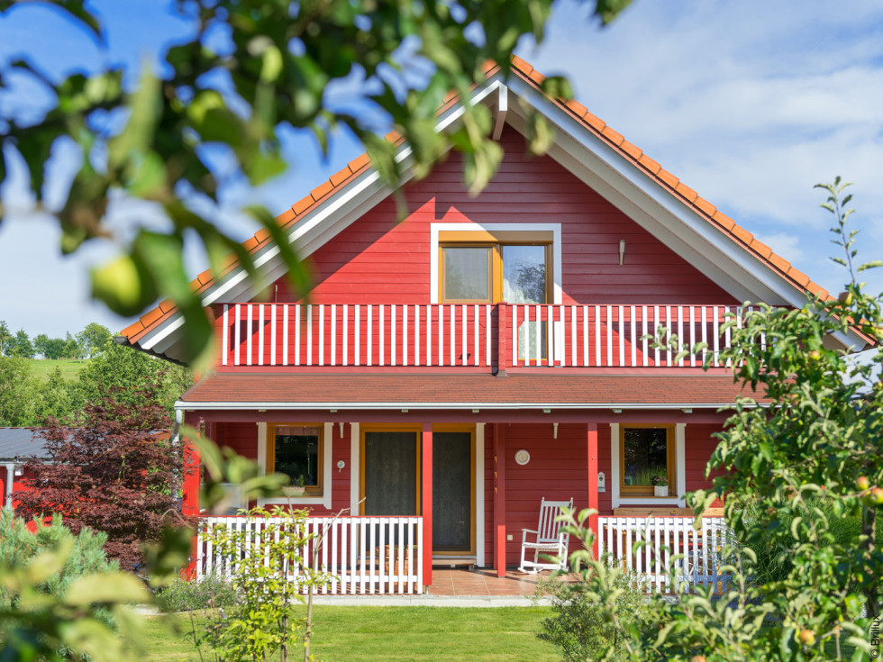 Rotes Holzhaus gestrichen mit SolvoGuard 885 von Brillux
