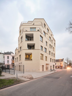 Das Gebäude reagiert auf die unterschiedlichen Maßstäbe der Nachbarschaft. © Caspar Sessler / KS-ORIGINAL GMBH