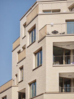 Große Fenster, Loggien und Balkone verbinden Innen- und Außenraum. © Caspar Sessler / KS-ORIGINAL GMBH
