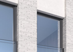 Der AEROMAT VT erlaubt die dezente Integration in die Fassade bei einem Höchstmaß an Flexibilität: Der Einbau kann wahlweise in Sturz, Laibung oder Brüstung erfolgen. Bildquelle: SIEGENIA