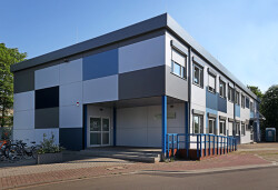 Die Stadt Hockenheim hat entschieden, die Interimsschule langfristig als Verwaltungsgebäude zu nutzen. Im Zuge dessen hat Algeco eine neue Fassade aus HPL-Platten montiert. Foto: Algeco