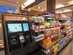 Supermarkt mit Regalen, in denen sich Lebensmittel befinden