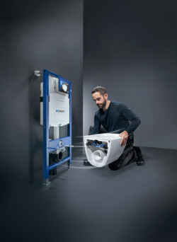 Mit einem Geberit WC-System ist die Installation dank innovativer Montagetechniken bis zu 40 % schneller möglich als bei einem herkömmlichen Unterputzspülkasten mit WC-Keramik und -Sitz. Foto: Geberit
