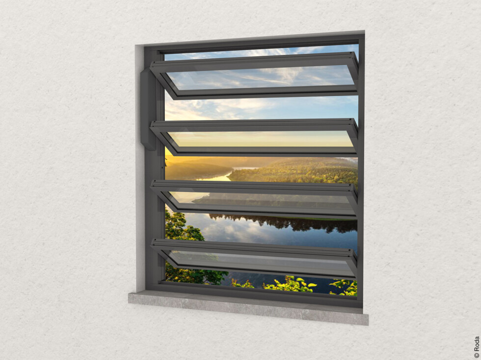 Fenster mit geöffneten Lamellen, welche den Blick nach draußen freigeben und einen See und ein Waldgebiet erkennen lassen