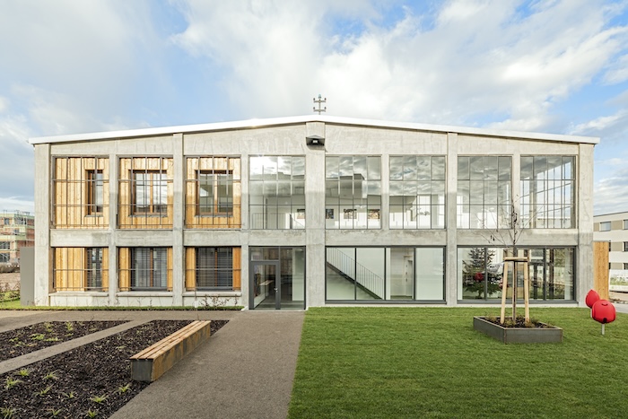 Bei der Umnutzung einer früheren Panzerhalle zum Wohngebäude von krüger architektur kam Kalksandstein als robustes, langlebiges Innenmauerwerk mit hoher Wärmespeicherfähigkeit zum Einsatz.
Bild: arch.photo / Matthias Fuchs