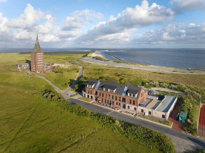 Wind, Regen und Sand sind ständige Gäste auf der Insel Wangerooge. Darum wählte das Architekturbüro Droste Droste & Urban für das neue Apartmenthotel „Westeroog“ eine robuste Bauweise mit Kalksandsteinen von KS-Original.
Bild: palladium.de / KS-Original