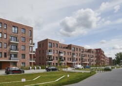 Im Falle des Quartiers „Buchholzer Grün“ in Hannover wurden von insgesamt 70.000 m2 gerade einmal 32.000 m2 bebaut. Der Rest der Fläche wird von Angern geprägt – großzügige, multifunktionale und begrünte Freiräume für die Gemeinschaft. Bild: Olaf Mahlstedt / KS-Original