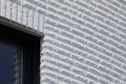 Eine Fassade aus KS-Sichtmauerwerk hält Sturm, Starkregen und großen Temperaturschwankungen dauerhaft stand. Bild: Csaba Mester / KS-Original
