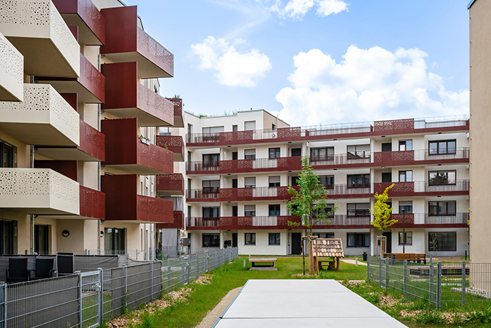 Die zahlreichen Balkone dienen als prägendes Gestaltungselement und Schnittstelle zwischen Innen- und Außenraum. Foto:  Schultheiß Projektentwicklung AG / KS-Original