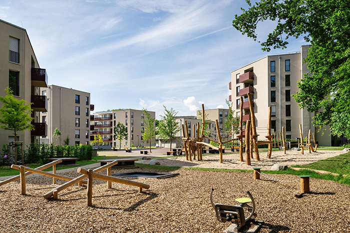 Der Krügelpark ist auf das Zusammenleben unterschiedlicher Generationen ausgelegt: Neben Senior*innen-WGs finden sich so auch zwei Spielplätze und eine Kita. Foto: Schultheiß Projektentwicklung AG / KS-Original